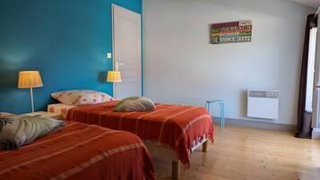 2 bedrooms, iron/ironing board, free WiFi, bed sheets