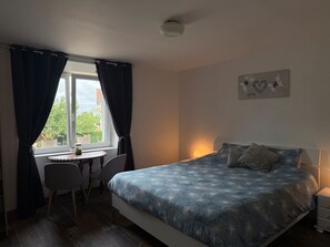 1 soverom, strykejern/-brett, wi-fi (inkludert) og sengetøy