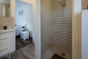 Douche, articles de toilette (gratuits), serviettes fournies
