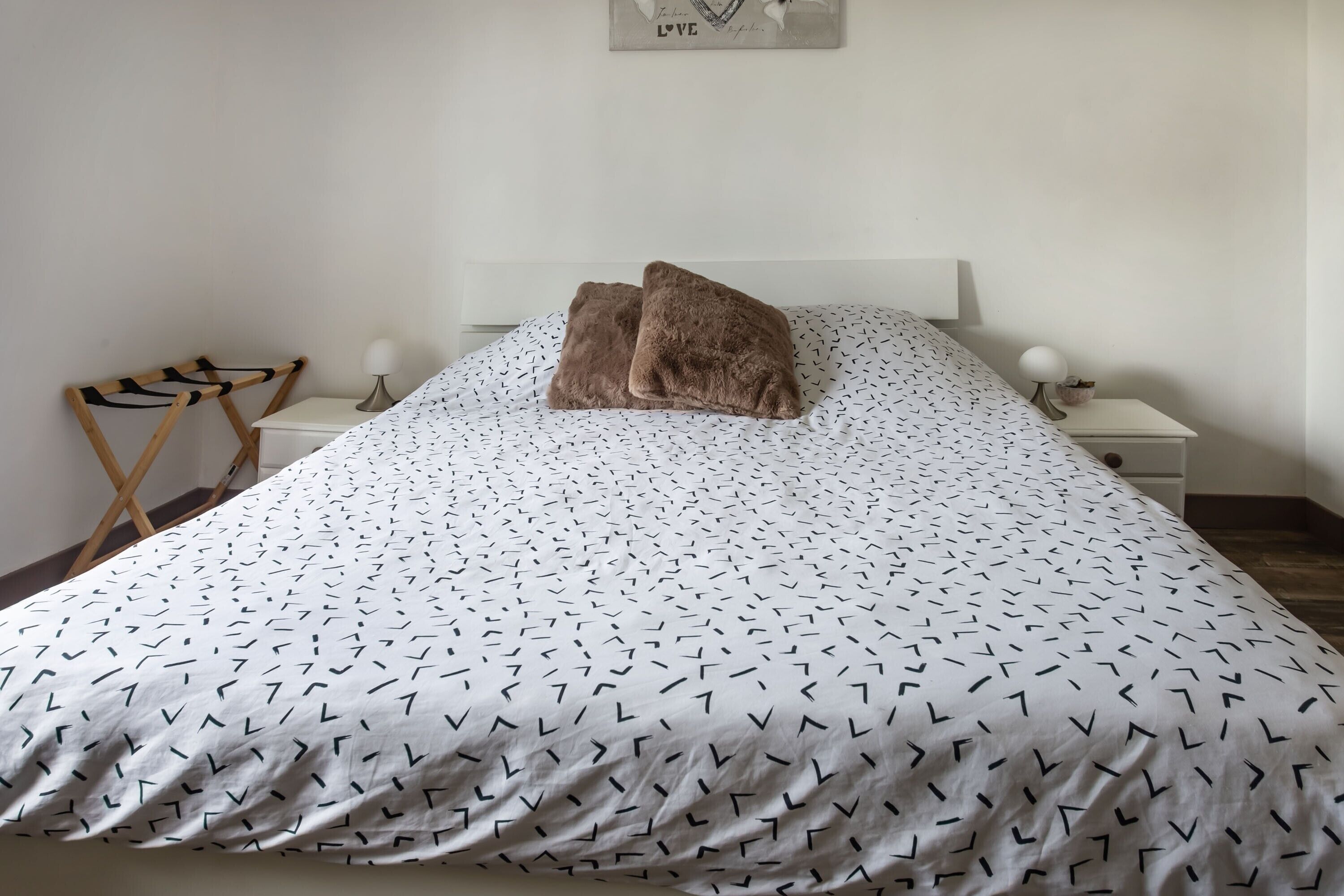 1 slaapkamer, een strijkplank/strijkijzer, gratis wifi, beddengoed