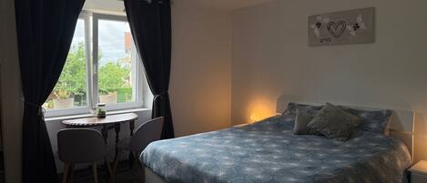 1 dormitorio, tabla de planchar con plancha, wifi gratis y ropa de cama