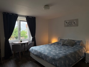 1 habitación, tabla de planchar con plancha, wifi gratis y ropa de cama 