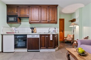 Kjøleskap, mikrobølgeovn, kokeplater og kaffetrakter/tekoker