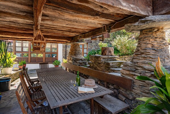 Outdoor dining - Apartment 'Apartamento Narcea 1' with Mountain View, Private Terrace and Wi-Fi (Cibuyo)