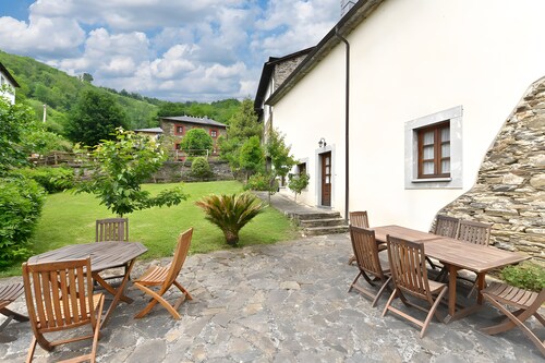 Appartement 'Apartamento Narcea 1' avec vue sur les montagnes, terrasse privée et Wi-Fi