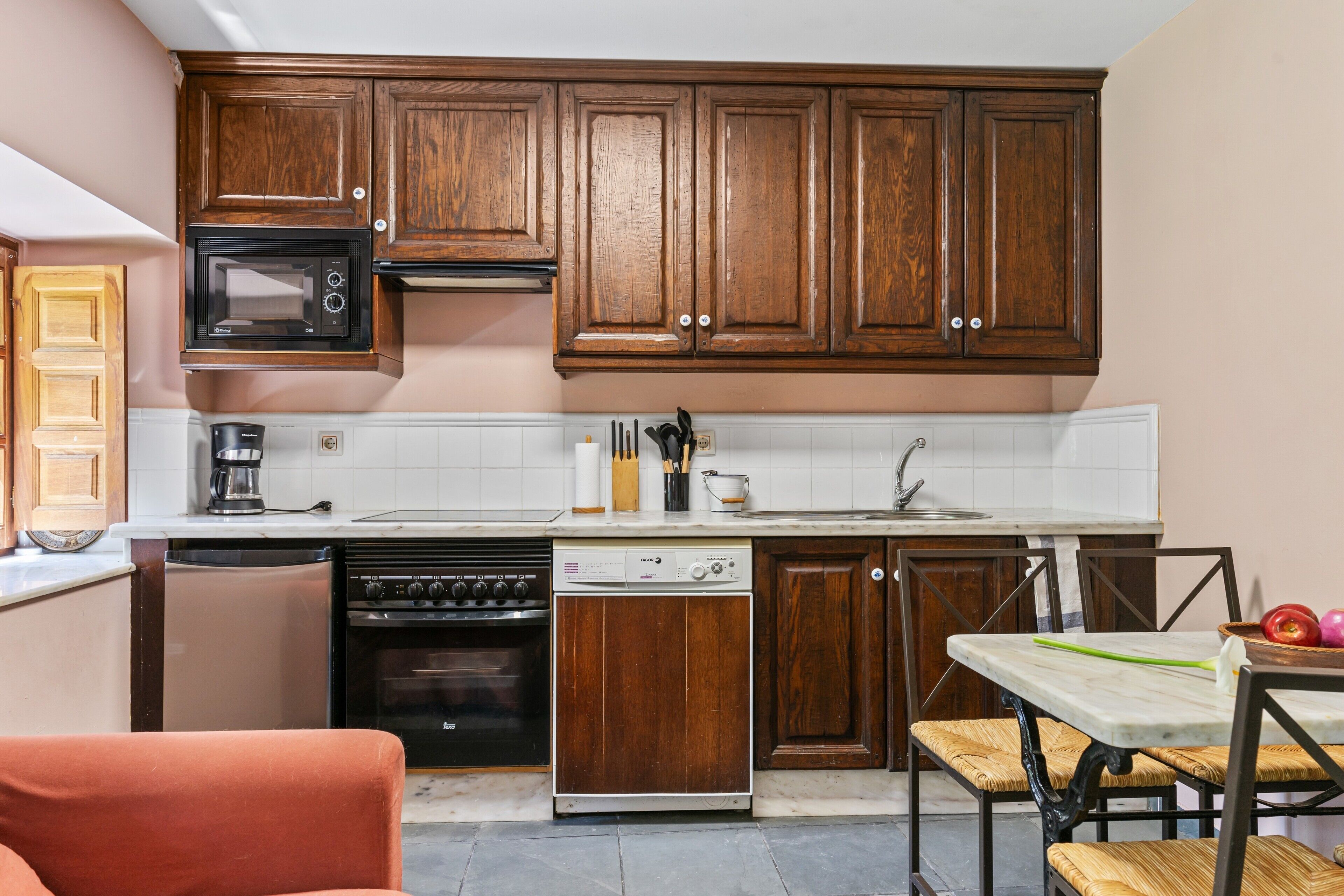 Een koelkast, een microgolfoven, een oven, een kookplaat