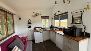 Frigorifero, forno, piano cottura, lavastoviglie