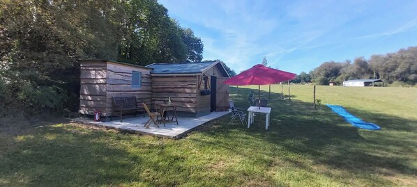 Outdoor dining - Tiny Home 'À L'étang' with Lake View, Shared Pool and Private Terrace (Champsac)