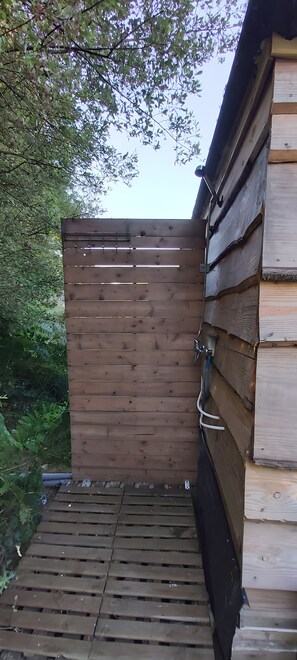 Property grounds - Tiny Home 'À L'étang' with Lake View, Shared Pool and Private Terrace (Champsac)