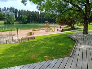 Children’s area - Le Petit Marais – Relaxation for Families with Jacuzzi, Garden, and Air Conditioning (Échiré)