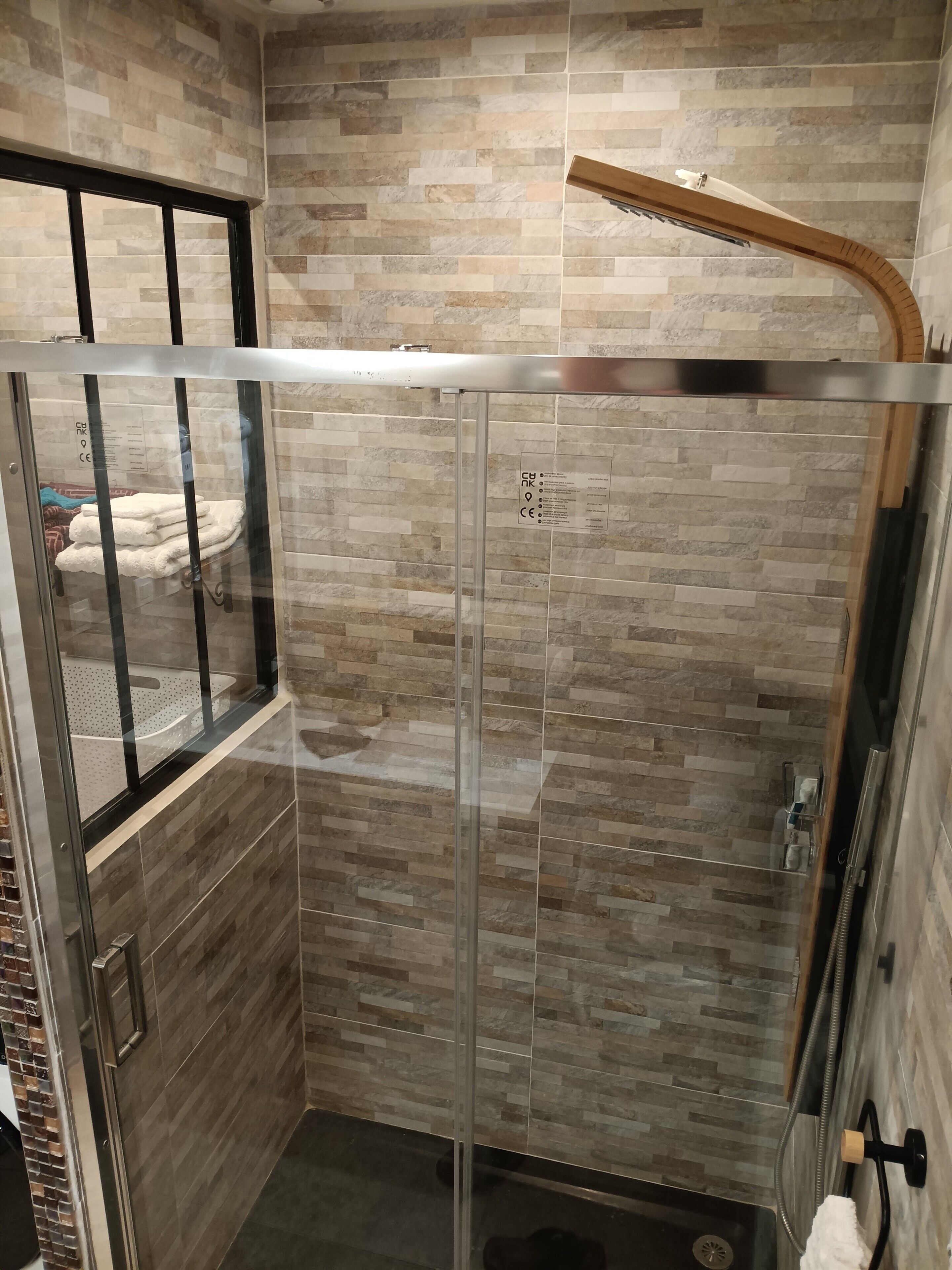 Dusche, Haartrockner, Handtücher