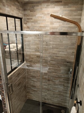 Een douche, een haardroger, handdoeken