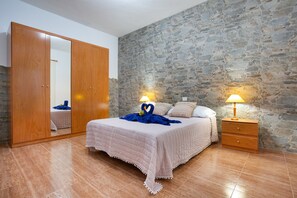 3 bedrooms, iron/ironing board, free WiFi, bed sheets