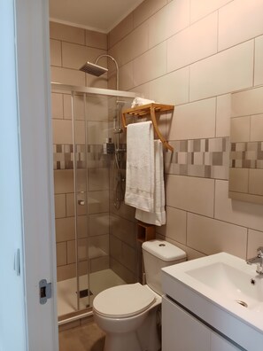 Douche, sĂšche-cheveux, serviettes fournies