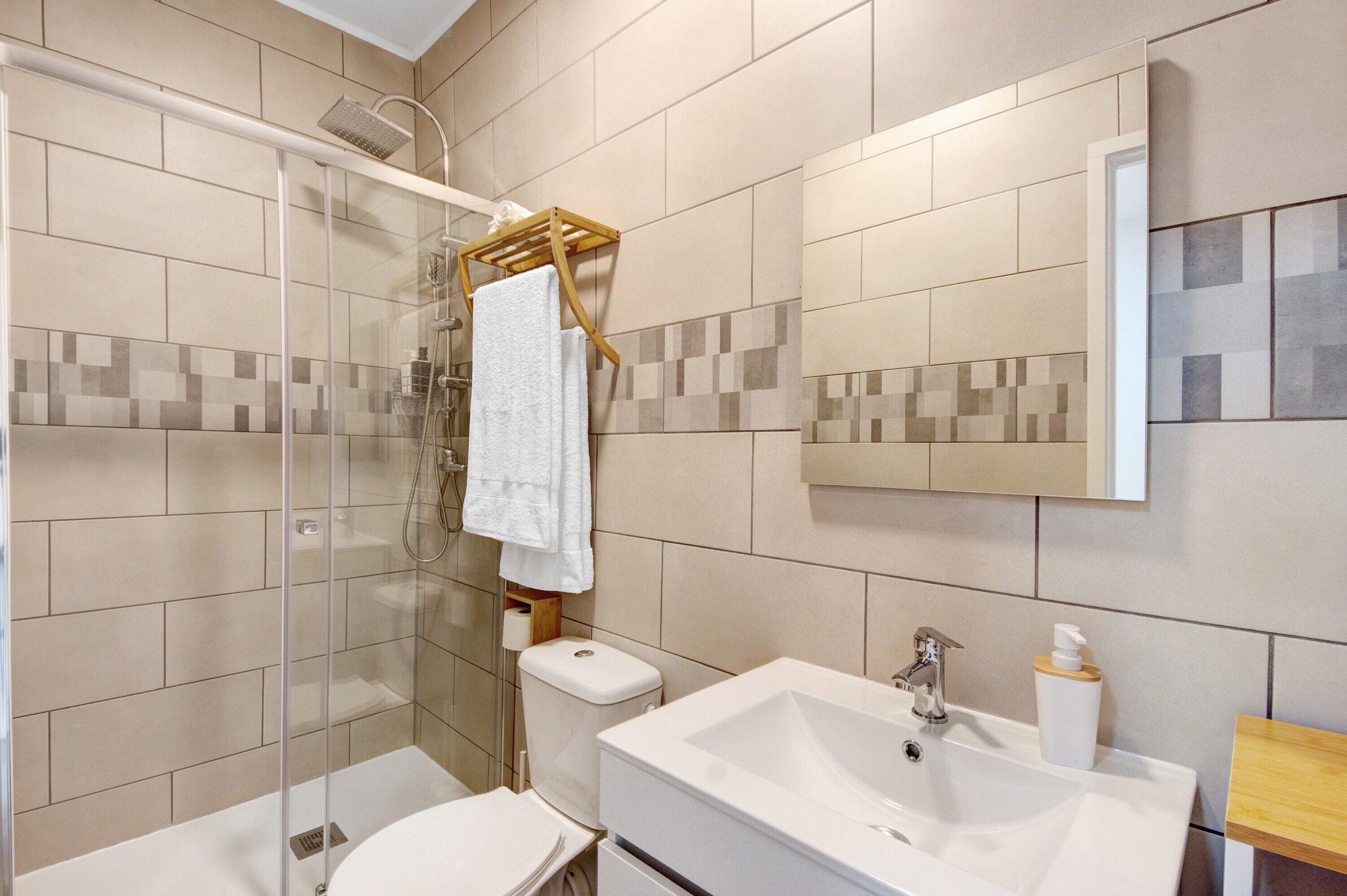 Suihku, hiustenkuivaaja, pyyhkeet