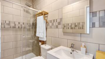 Suihku, hiustenkuivaaja, pyyhkeet