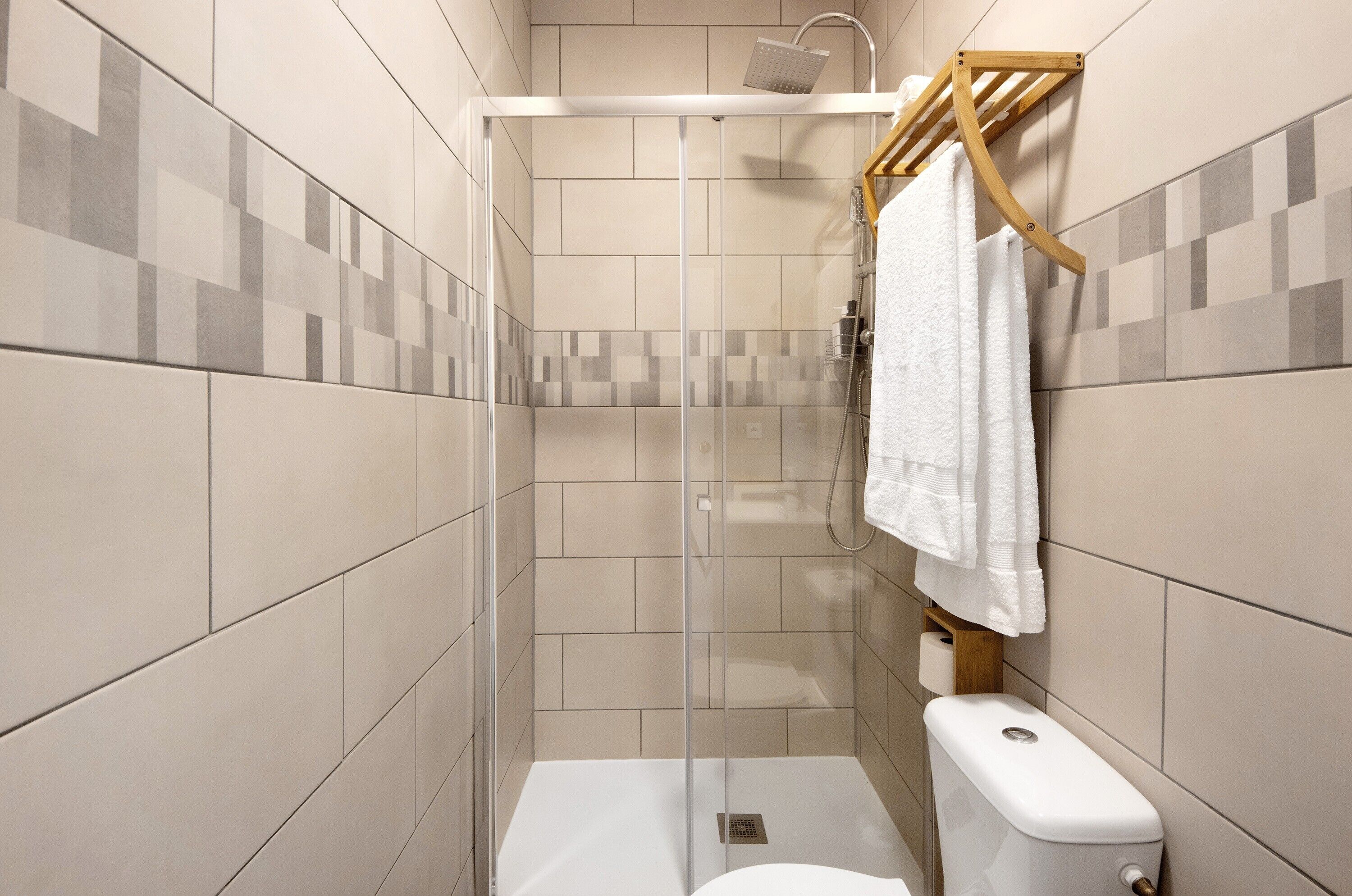 Ducha, secador de pelo, toallas