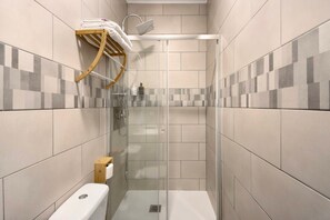 Dusj, hårføner og håndklær