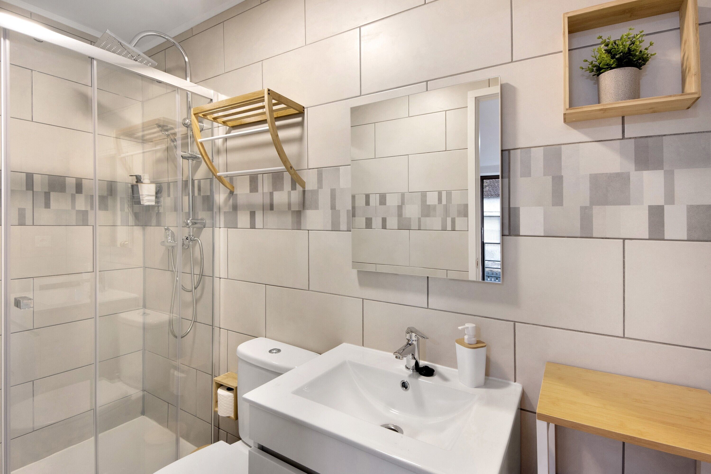 Ducha, secador de pelo y toallas