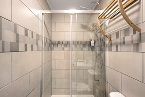 Een douche, een haardroger, handdoeken