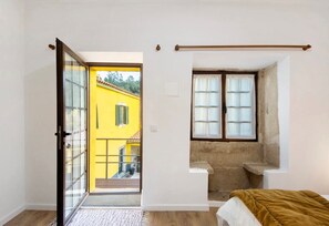 1 bedroom, free WiFi, bed sheets - Room 'Quarto 2 Piso Superior - Quinta Df' with Mountain View, Wi-Fi and Air Conditioning (Coimbra)