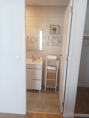 Dusj, hårføner og håndklær