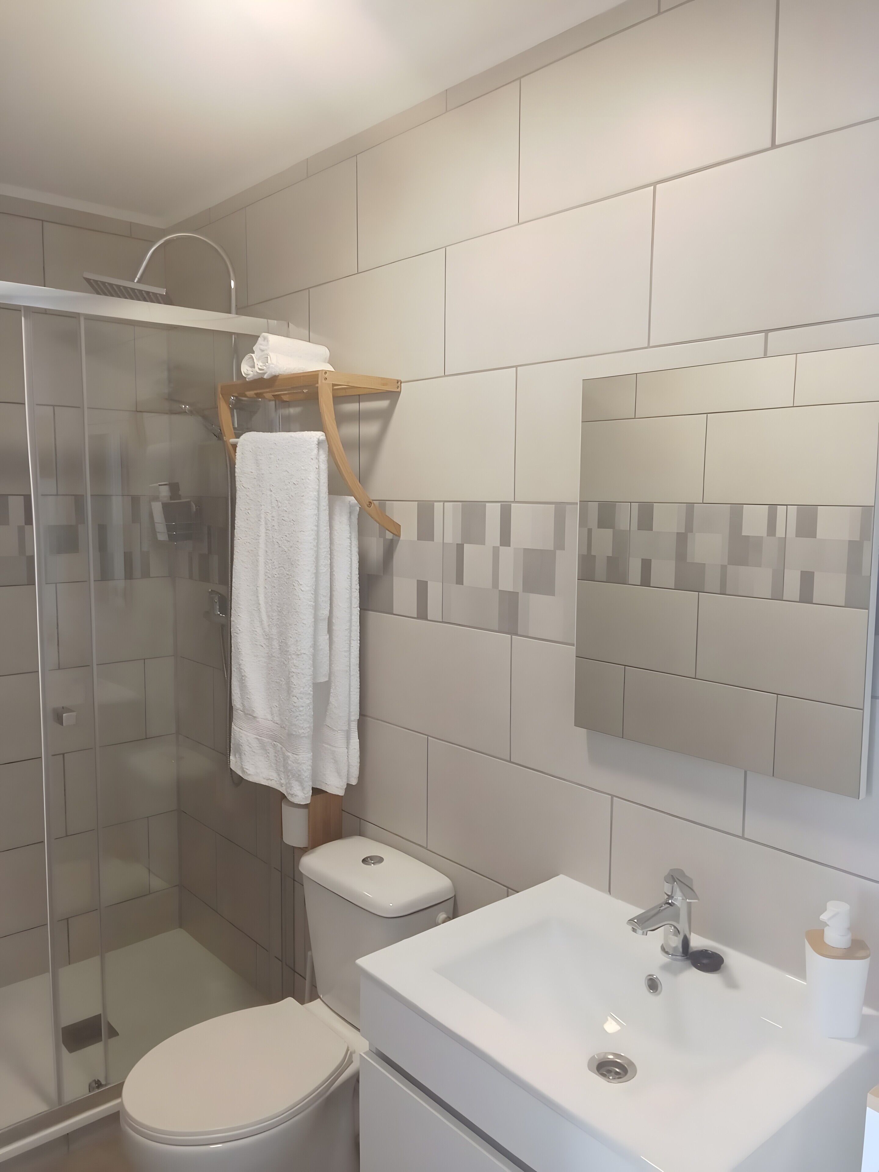 シャワー、ヘアドライヤー、タオル