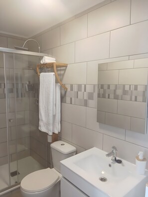 Dusche, Haartrockner, HandtĂŒcher