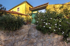 Exterior detail - Room 'Quarto 1 Piso Superior - Quinta Df' with Mountain View, Wi-Fi and Air Conditioning (Coimbra)