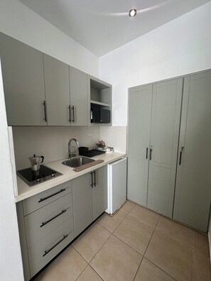 Microwave, coffee/tea maker, cookware/dishes/utensils