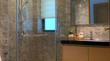 Regadera, secadora de cabello, bidet, toallas