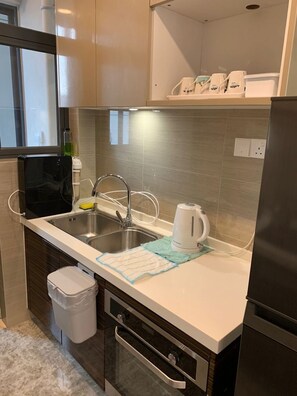 Fridge, stovetop, electric kettle, cookware/dishes/utensils