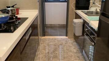 Réfrigérateur, plaque de cuisson, bouilloire électrique