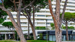 Ein mehrstöckiges Gebäude mit moderner Architektur, mit Balkonen und einem flachen Dach.