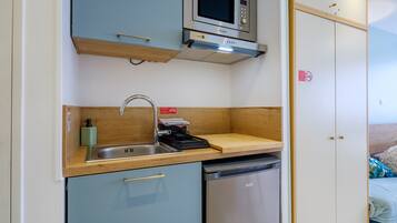 Køleskab, mikrobølgeovn, kaffe-/temaskine, elkedel