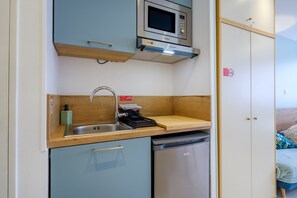 Fridge, microwave, coffee/tea maker, electric kettle