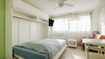 Tabla de planchar con plancha, wifi gratis y ropa de cama