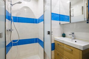 Dusche, Haartrockner, HandtĂŒcher