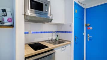 Geladeira, micro-ondas, fogão, cooktop