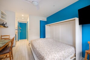 Tabla de planchar con plancha, wifi gratis y ropa de cama 
