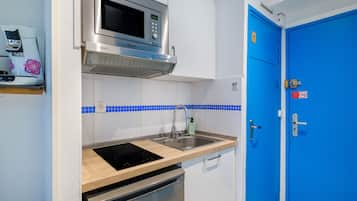 Køleskab, mikrobølgeovn, ovn, kogeplade