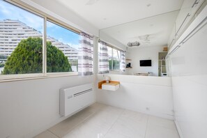 Interior - Studio Apartment 'Ensoleillé - Marina Baie' with Wi-Fi and Air Conditioning (Villeneuve-Loubet)