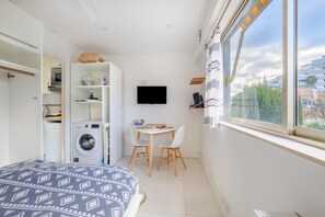 Iron/ironing board, free WiFi - Studio Apartment 'Ensoleillé - Marina Baie' with Wi-Fi and Air Conditioning (Villeneuve-Loubet)