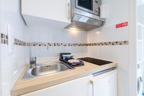 Fridge, microwave, oven, coffee/tea maker