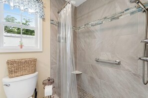 Een douche, een haardroger, handdoeken, zeep