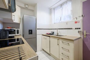 Een koelkast, een magnetron, een oven, een kookplaat