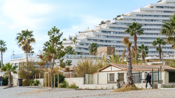 A multi-story hotel with balconies, palm trees, and a small building with a tiled roof. - Studio Apartment 'Venus - Rdc - 2 Couchages Doubles' with Wi-Fi and Air Conditioning (VILLENEUVE LOUBET)