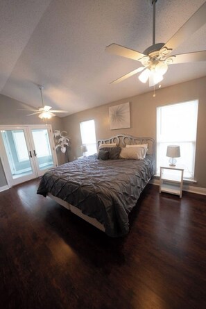 3 chambres, fer et planche à repasser, Wi-Fi, draps fournis