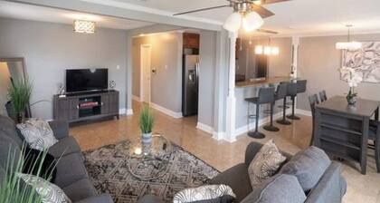 Charming 3-bedroom house in Kenner- Safe.. 15 mins to NOLA- Near MSY Airport