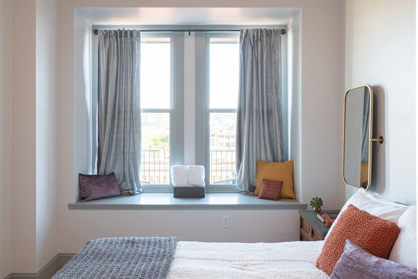 Iron/ironing board, travel crib, WiFi, bed sheets